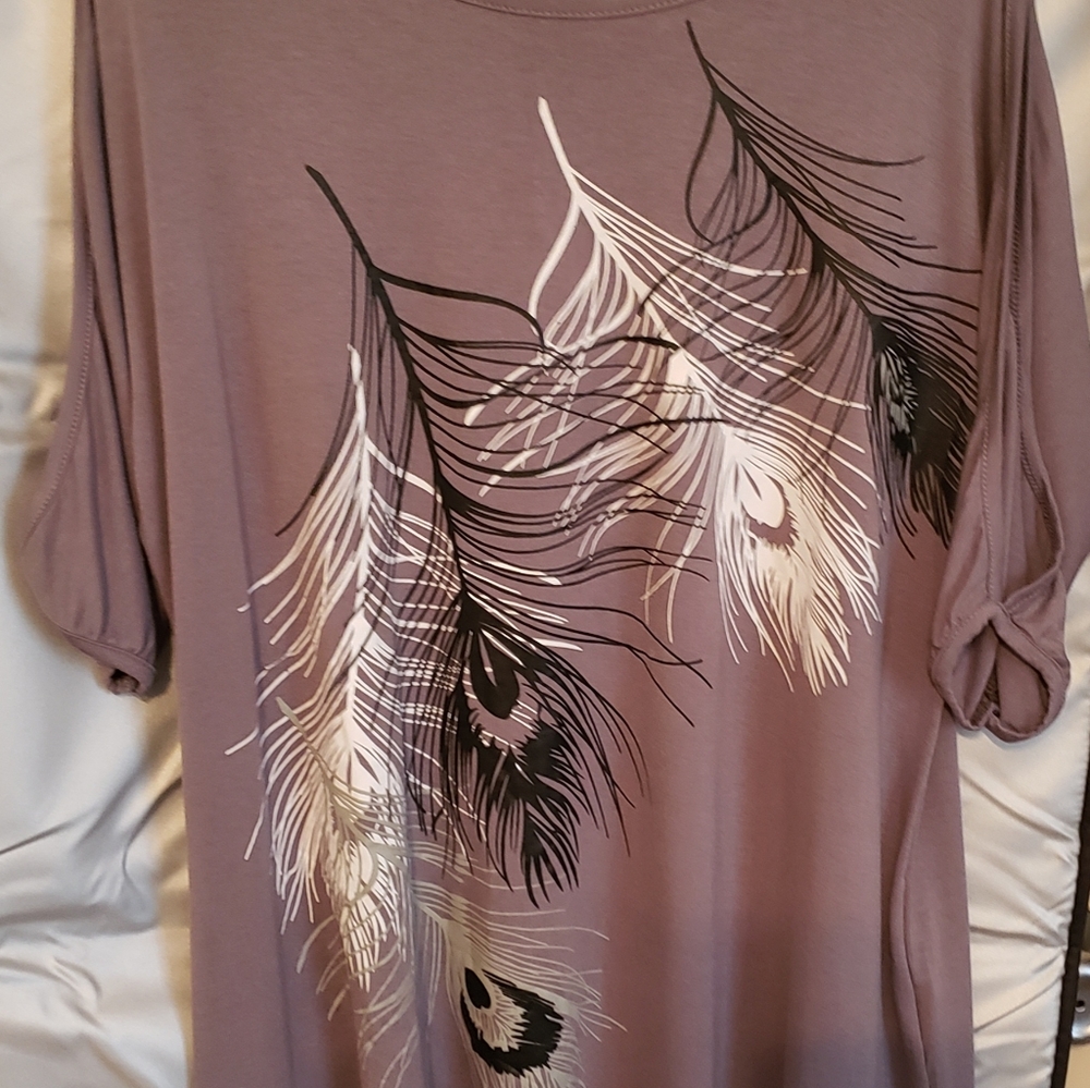 Eva Bella Fashion Tshirt w/feathers & split sleeve
